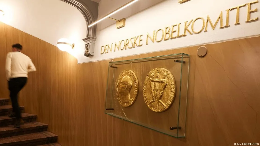 Una réplica de la medalla del Premio Nobel de la Paz enmarcada sobre una pared en el Instituto Nobel de Oslo.